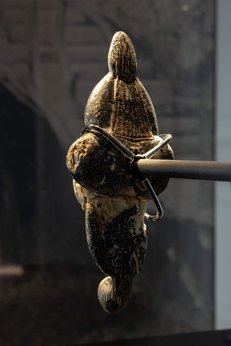 «Αφροδίτη του Lespugue» (οπίσθια όψη), 28.000 χρόνια πριν το παρόν (πιστοποιημένο αντίγραφο)