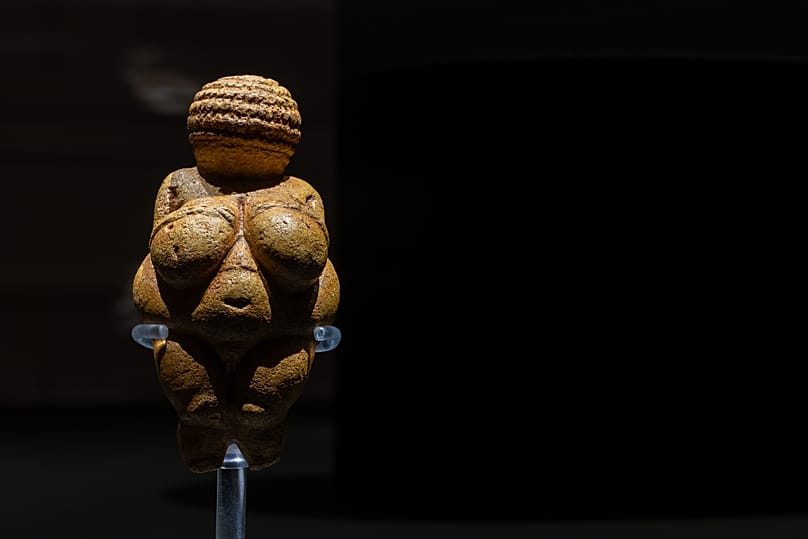 «Αφροδίτη του Willendorf», 29.500 χρόνια πριν το παρόν (πιστοποιημένο αντίγραφο)