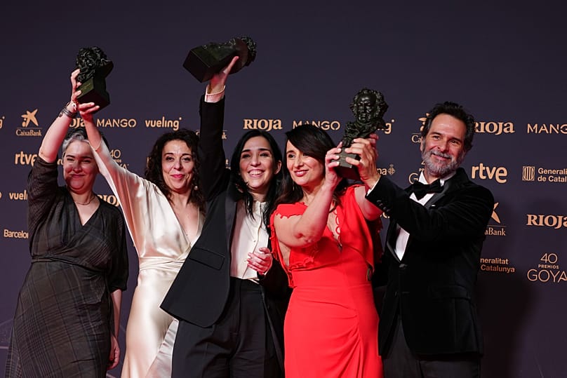 Alauda Ruíz de Azúa (de negro en el centro) con su equipo de productores y sus Goya a mejor directora. mejor guion original y mejor película por 'Los Domingos'
