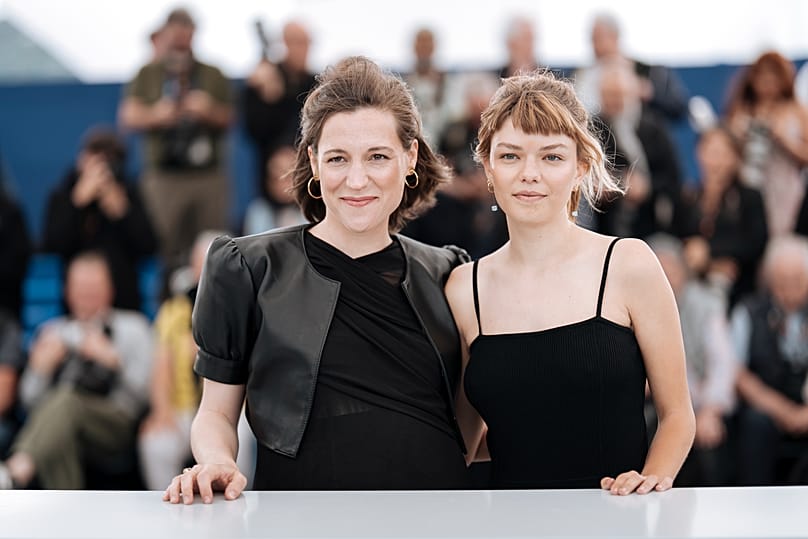 La directora Carla Simón (izquierda) y Llucia García posan para los fotógrafos mientras presentan 'Romería' en el 78º Festival de Cannes