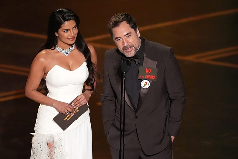 Javier Bardem, ante una incómoda Priyanka Chopra, reivindica en los Oscar 2026 el lema español 'No a la guerra', que parte del rechazo social ante la guerra de Irak de 2003