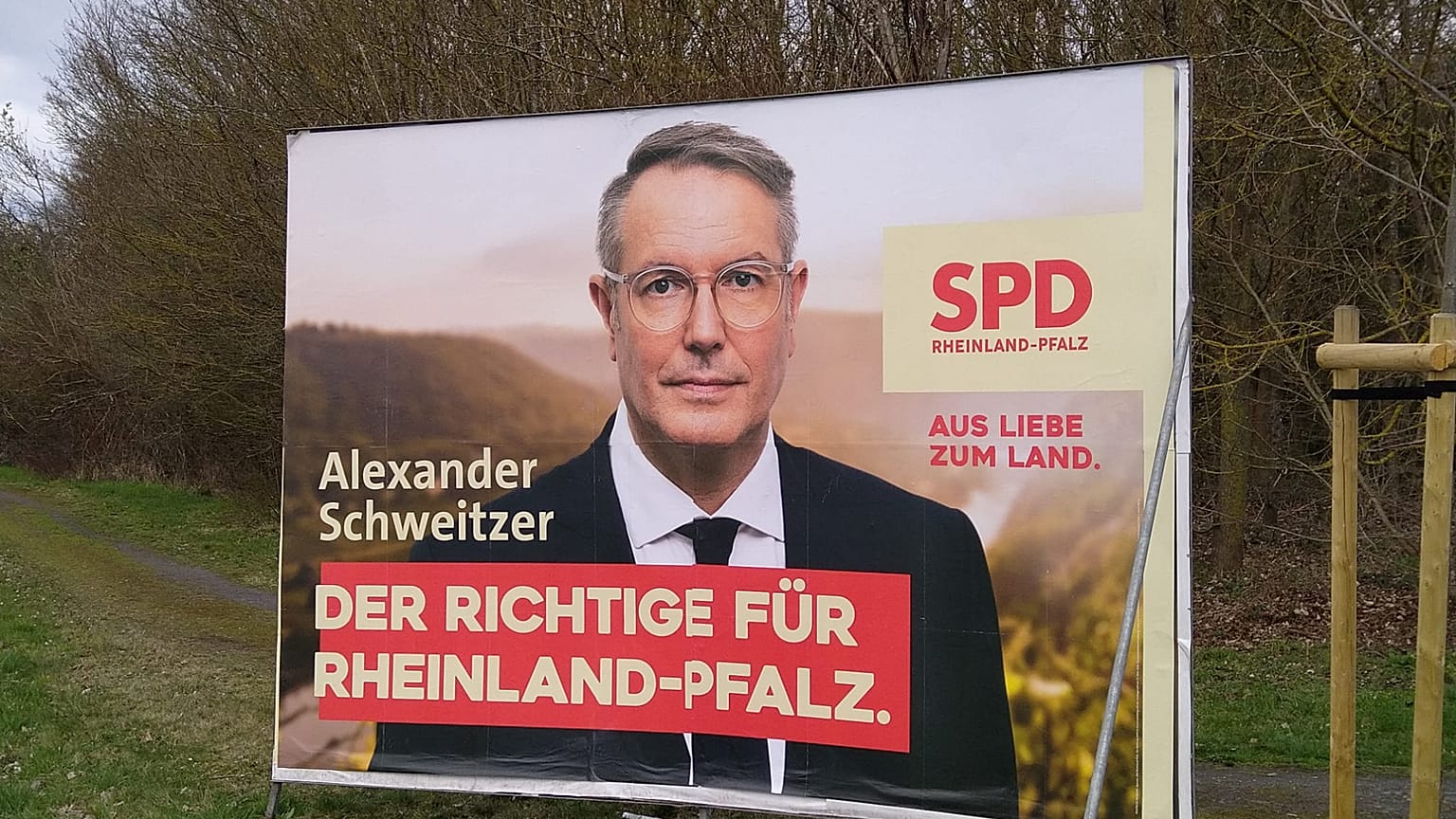 SPD-Ministerpräsident Alexander Schweitzer auf Wahlplakat in Koblenz