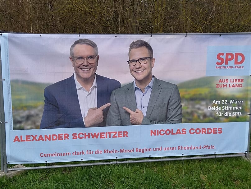 Ministerpräsident Alexander Schweitzer (links) auf SPD-Plakat vor der Landtagswahl