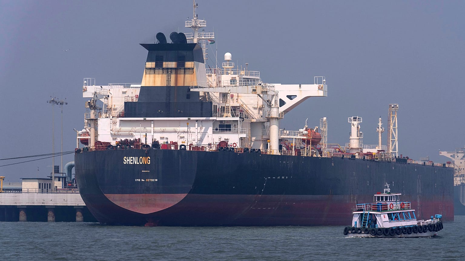 Petroliera battente bandiera liberiana arrivata al porto di Mumbai, India, dopo aver attraversato lo Stretto di Hormuz, 12 marzo 2026