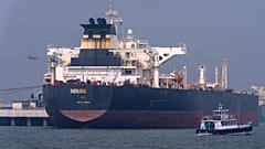 DATEI - Das unter liberianischer Flagge fahrende Tankschiff Shenlong Suezmax, das Rohöl aus Saudi-Arabien transportiert, ist bei der Durchfahrt durch die Straße von Hormuz angekommen.