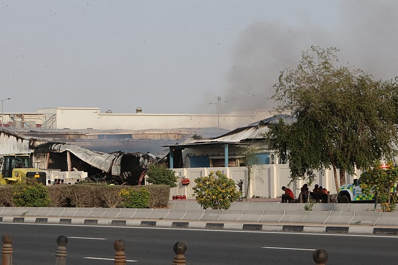 مستودع متضرر في منطقة صناعية في الريان، قطر، عقب ضربة إيرانية، في 1 مارس 2026