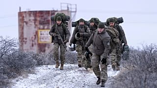 يشارك جنود في التدريب الأساسي في القطب الشمالي في كانجيرلوسواك، غرينلاند، يوم الجمعة 20 فبراير 2026.