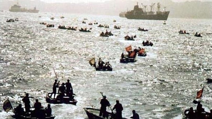قایق‌های سپاه پاسداران در تنگه هرمز در جریان جنگ نفتکش‌ها در سال ۱۳۶۶
