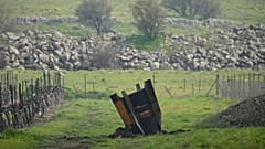 Un misil clavado en la tierra en la guerra de Irán.