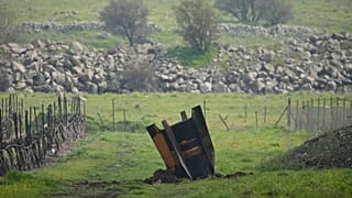 Un misil clavado en la tierra en la guerra de Irán.