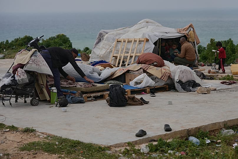 نازحون فرّوا من الغارات الإسرائيلية على الضاحية الجنوبية لبيروت في موقع مؤقت على الواجهة البحرية للعاصمة، 19 مارس 2026.