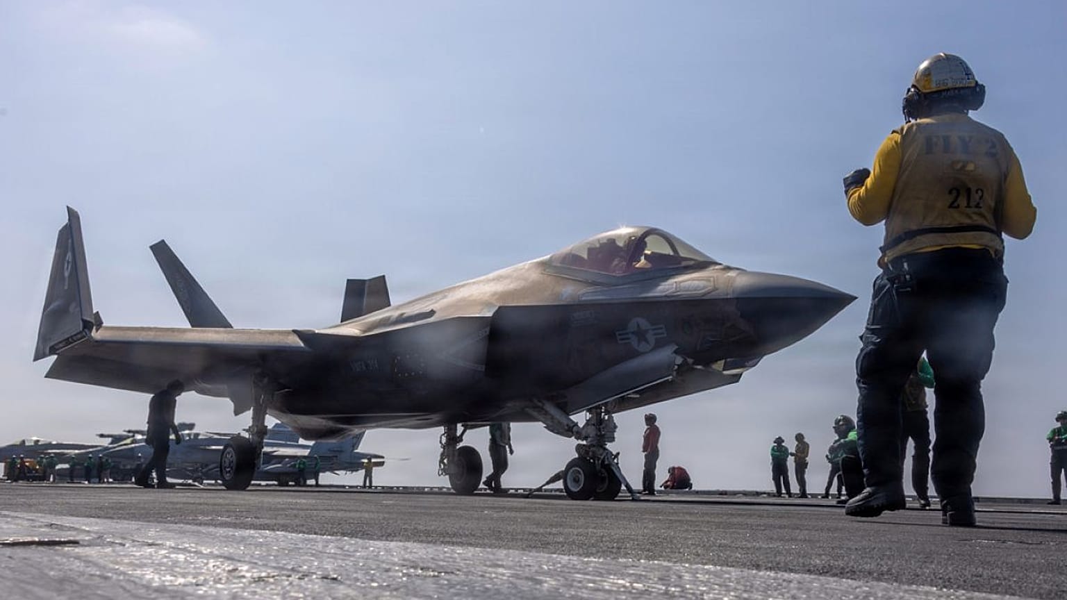  تُظهر هذه الصورة، طائرة مقاتلة من طراز إف-35 سي لايتنينغ تستعد للإقلاع من حاملة الطائرات يو إس إس أبراهام لينكولن يوم السبت 28 فبراير 2026.