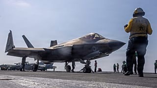  تُظهر هذه الصورة، طائرة مقاتلة من طراز إف-35 سي لايتنينغ تستعد للإقلاع من حاملة الطائرات يو إس إس أبراهام لينكولن يوم السبت 28 فبراير 2026.