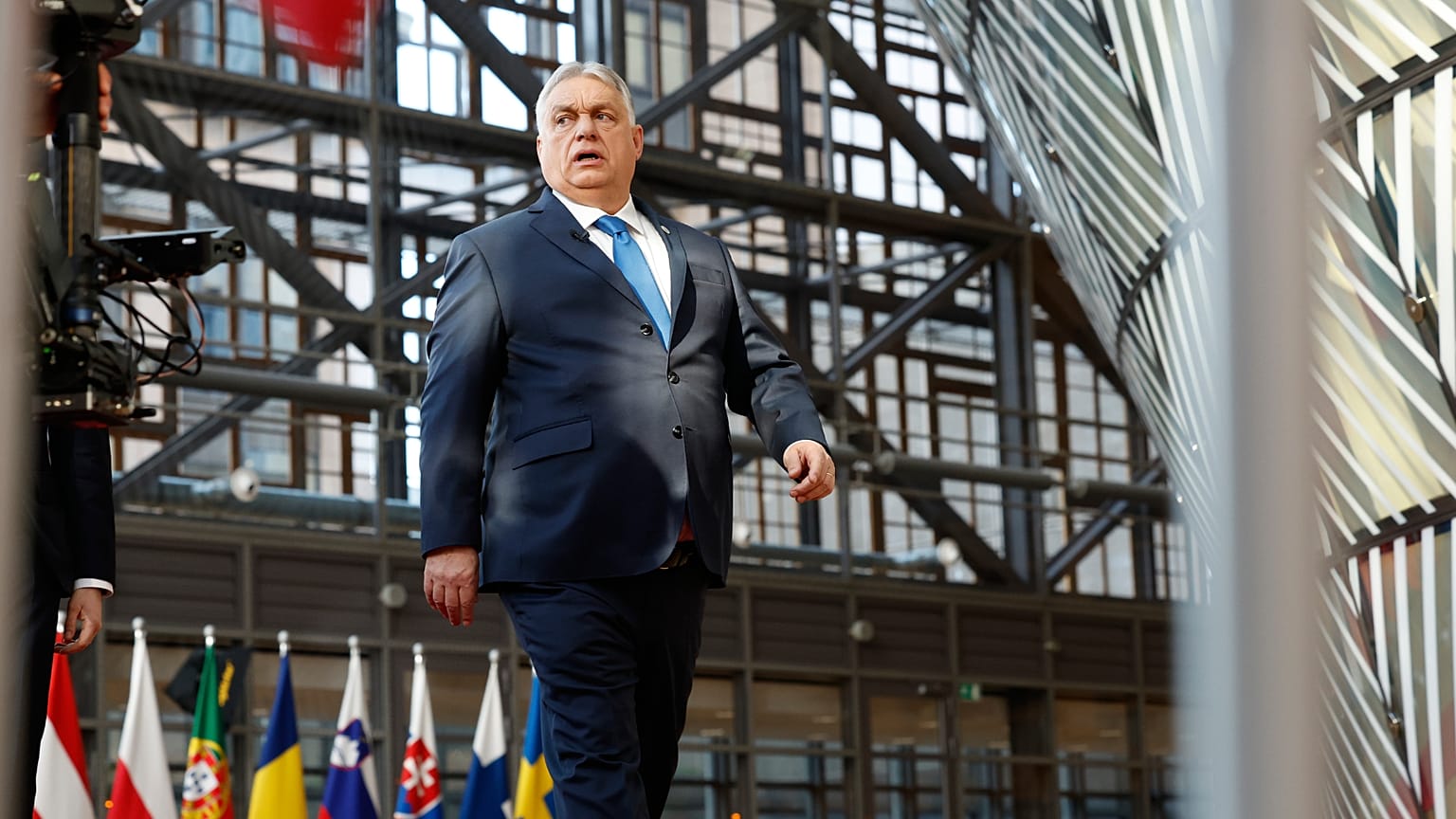 Il primo ministro ungherese Viktor Orbán arriva al vertice dell’UE presso l’edificio del Consiglio europeo a Bruxelles, giovedì 19 marzo 2026. (Foto AP/Geert Vanden Wijngaert)