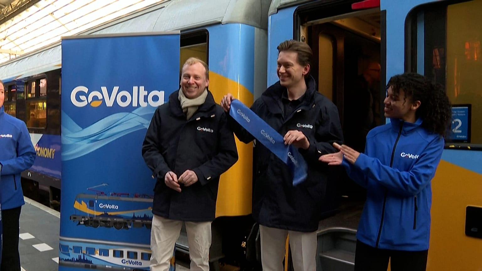 GoVolta’nın kurucuları, Amsterdam’daki ilk seferin açılışını yapmak için kurdeleyi kesiyor