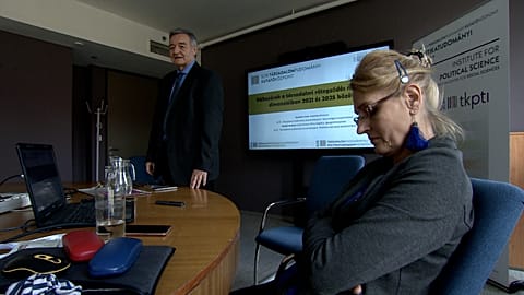 Kovách Imre és Szabó Andrea ismertetika "Változások a társadalmi rétegződés nagyobb dimenzióiban 2021 és 2025 között című kutatásuk eredményeit