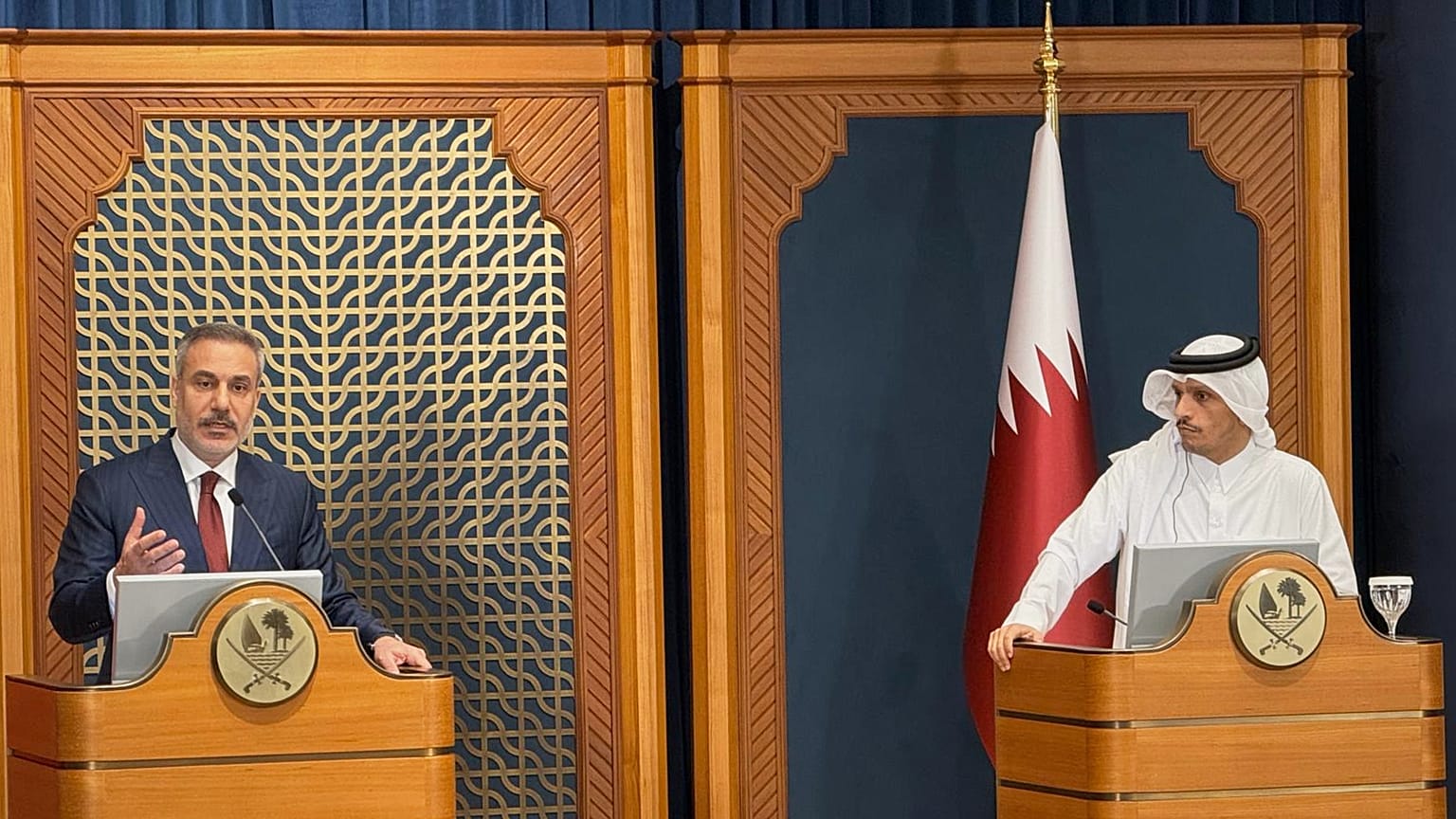 رئيس الوزراء ووزير الخارجية القطري الشيخ محمد بن عبد الرحمن آل ثاني (يمين) ووزير الخارجية التركي هاكان فيدان (يسار) يتحدثان خلال مؤتمر صحفي في الدوحة، قطر، يوم الخميس 19 مارس 