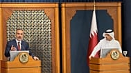 رئيس الوزراء ووزير الخارجية القطري الشيخ محمد بن عبد الرحمن آل ثاني (يمين) ووزير الخارجية التركي هاكان فيدان (يسار) يتحدثان خلال مؤتمر صحفي في الدوحة، قطر، يوم الخميس 19 مارس 