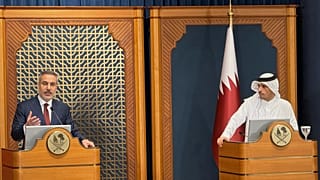 رئيس الوزراء ووزير الخارجية القطري الشيخ محمد بن عبد الرحمن آل ثاني (يمين) ووزير الخارجية التركي هاكان فيدان (يسار) يتحدثان خلال مؤتمر صحفي في الدوحة، قطر، يوم الخميس 19 مارس 