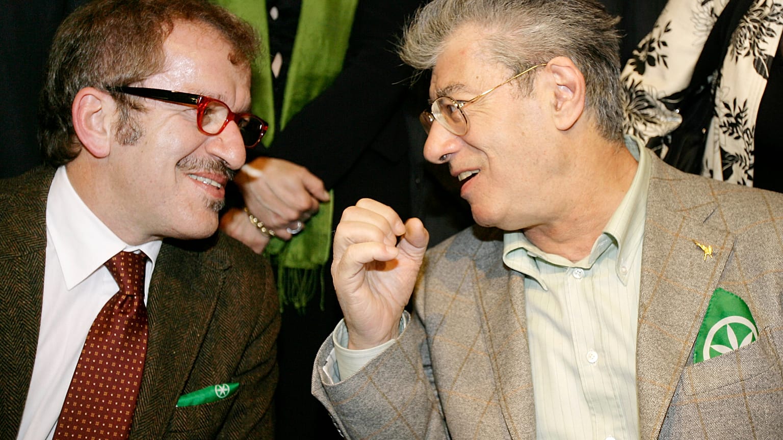 Archivio (2008): Umberto Bossi, a destra, e il suo successore alla guida della Lega, Roberto Maroni, anch'egli morto nel 2022