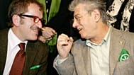 Archivio (2008): Umberto Bossi, a destra, e il suo successore alla guida della Lega, Roberto Maroni, anch'egli morto nel 2022