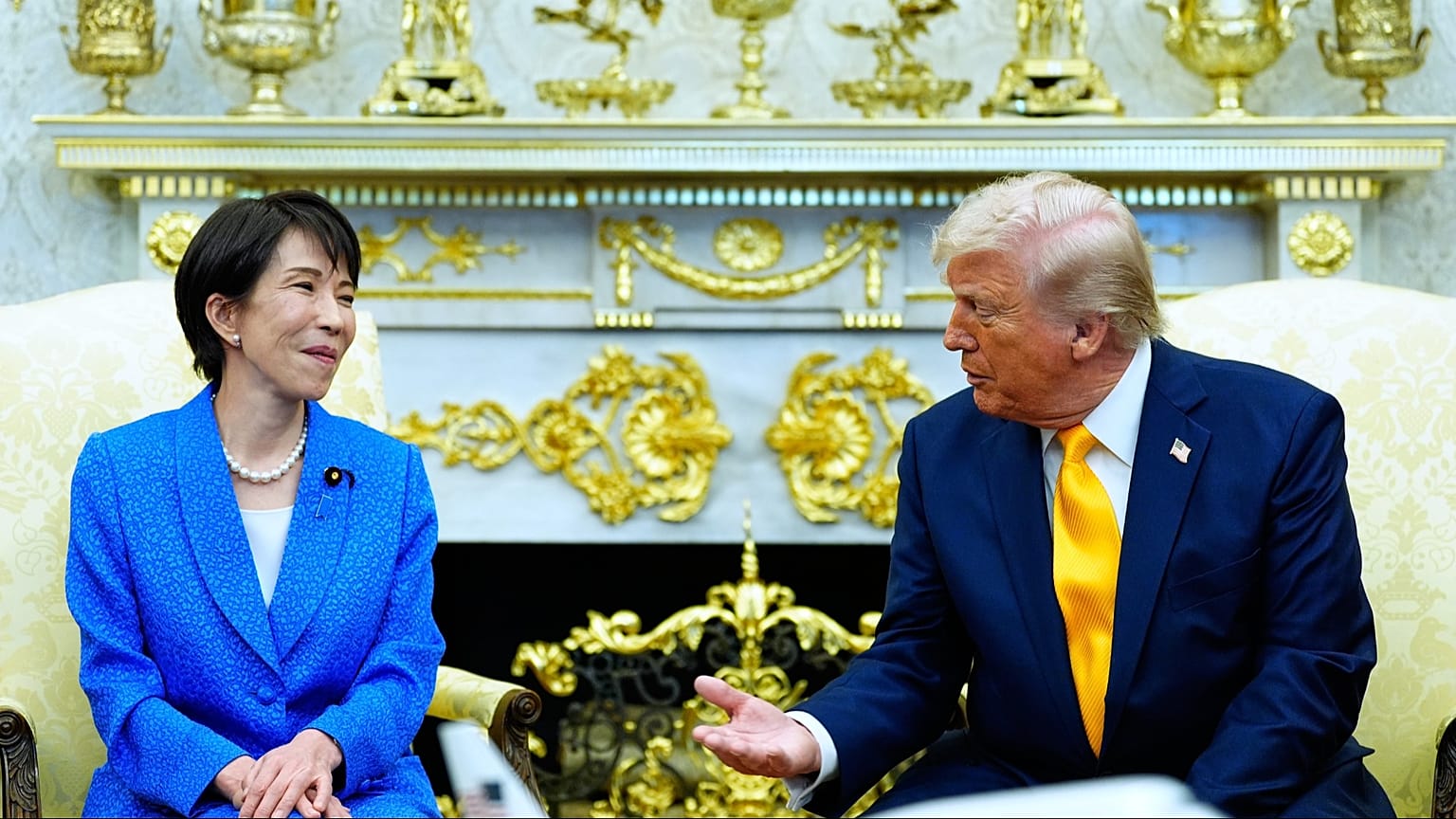 Il presidente Usa Donald Trump con la premier giapponese, Sanae Takaichi, nello Studio Ovale della Casa Bianca, giovedì 19 marzo 2026