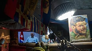 Una imagen del héroe de la Revolución cubana Ernesto "Che" Guevara junto a un televisor en el interior de una tienda de recuerdos en La Habana, 13 de marzo de 2026.