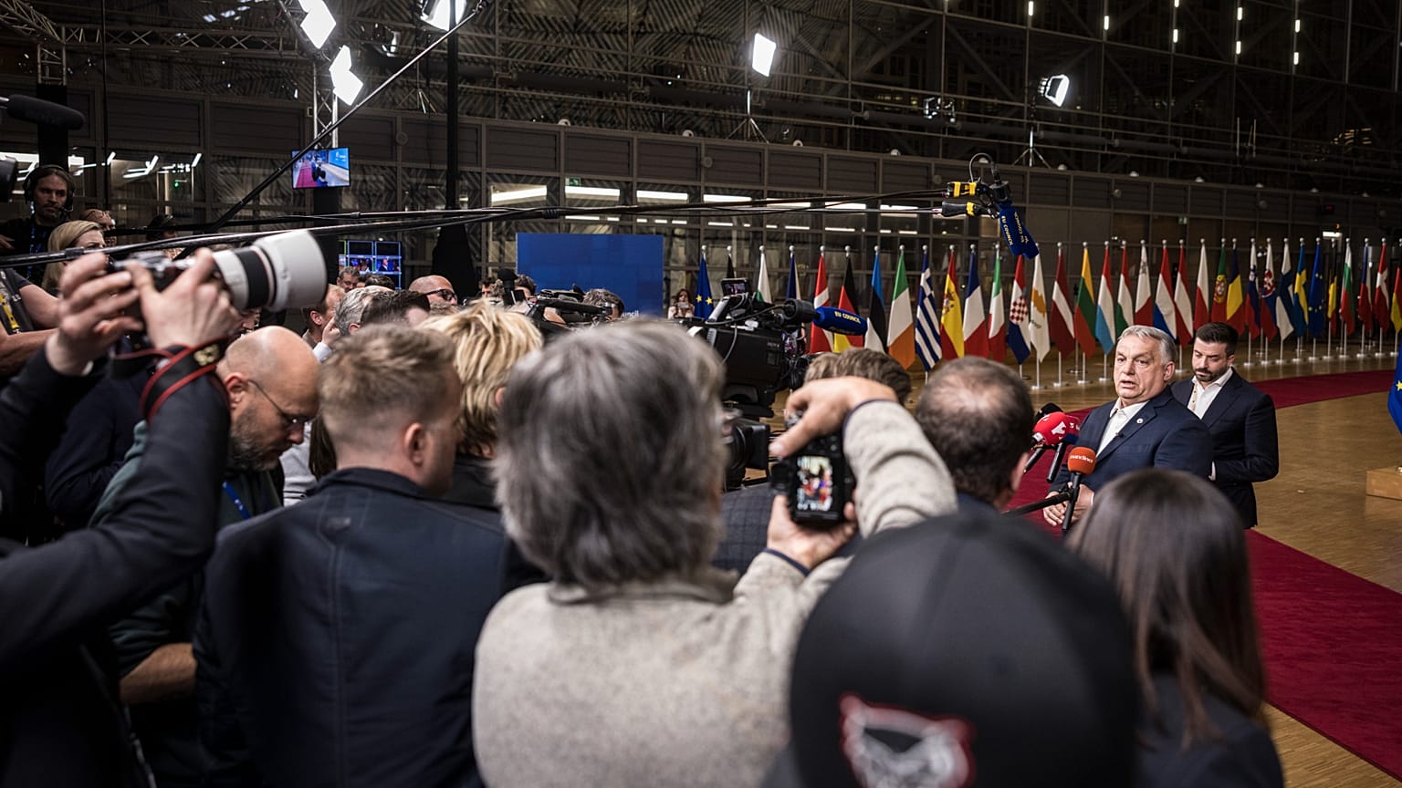 Orbán Viktor miniszterelnök az EU-tagországok állam-, illetve kormányfőinek csúcstalálkozójáról távozva Brüsszelben 2026. március 20-án.