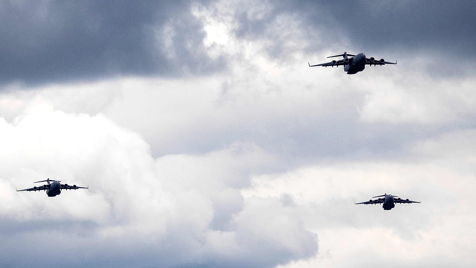 الولايات المتحدة تشارك طائرات الجيش من طراز Boeing C-17A Globemaster III في التدريبات العسكرية "الاستجابة السريعة 2025"