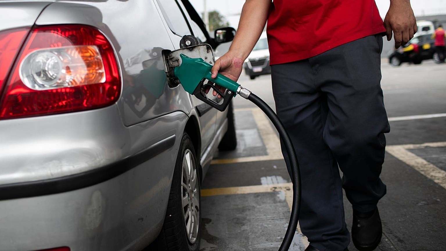 Un empleado de una gasolinera llena el tanque de un cliente en Río de Janeiro, el jueves 19 de marzo de 2026.