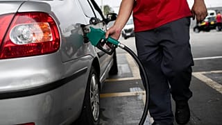 Un empleado de una gasolinera llena el tanque de un cliente en Río de Janeiro, el jueves 19 de marzo de 2026.