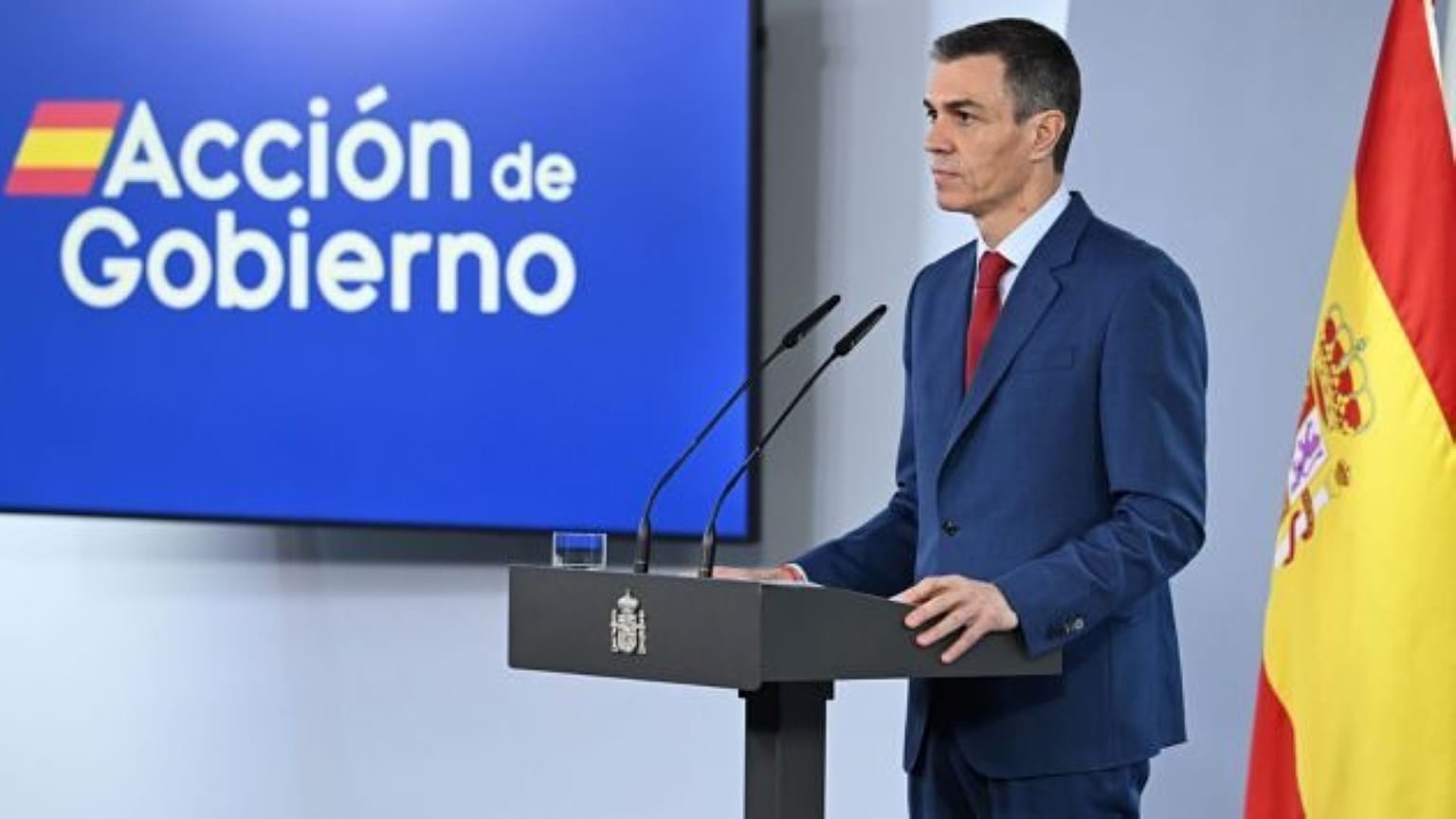 Il primo ministro spagnolo Pedro Sánchez parla ai media al suo arrivo al vertice dell'UE a Bruxelles, giovedì 19 marzo 2026.
