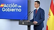 Il primo ministro spagnolo Pedro Sánchez parla ai media al suo arrivo al vertice dell'UE a Bruxelles, giovedì 19 marzo 2026.