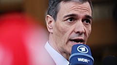 Ο Ισπανός πρωθυπουργός Pedro Sánchez μιλάει στα μέσα ενημέρωσης κατά την άφιξή του στη σύνοδο κορυφής της ΕΕ στις Βρυξέλλες, Πέμπτη 19 Μαρτίου 2026.