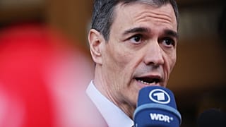 El presidente del Gobierno español, Pedro Sánchez, habla con los medios de comunicación a su llegada a la cumbre de la UE en Bruselas, el jueves 19 de marzo de 2026.