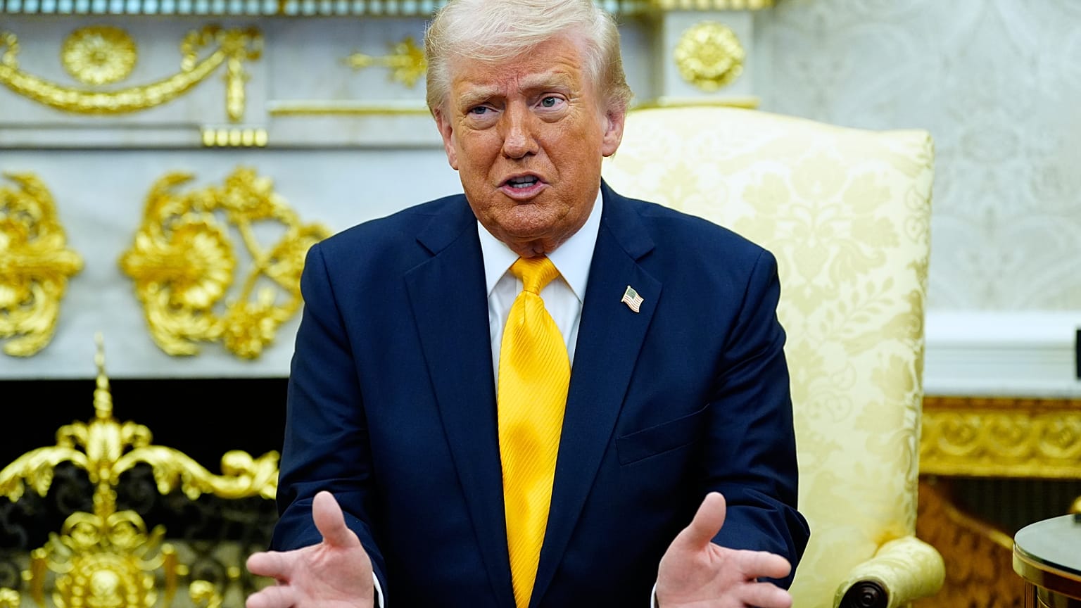 الرئيس دونالد ترامب يتحدث خلال لقاء مع رئيسة الوزراء اليابانية ساناي تاكايتشي في المكتب البيضاوي بالبيت الأبيض