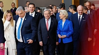 نتونیو گوترش، دبیرکل سازمان ملل متحد، اورزولا فون در لاین، رئیس کمیسیون اروپا پیش از گرفتن عکس دسته جمعی در اجلاس اتحادیه اروپا در بروکسل، ۱۹ مارس ۲۰۲۶