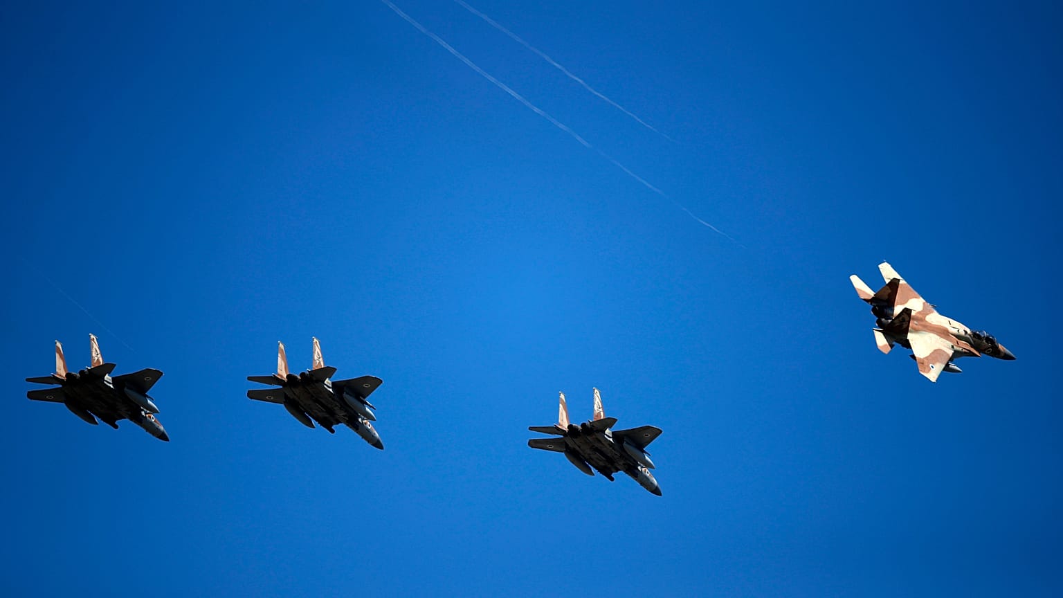 طائرات مقاتلة إسرائيلية من طراز إف-15 تحلق فوق قاعدة أندرافيدا الجوية، على بعد حوالي 279 كيلومترًا (174 ميلًا) جنوب غرب أثينا، يوم الثلاثاء 20 أبريل 2021. (صورة من وكالة أسوشي