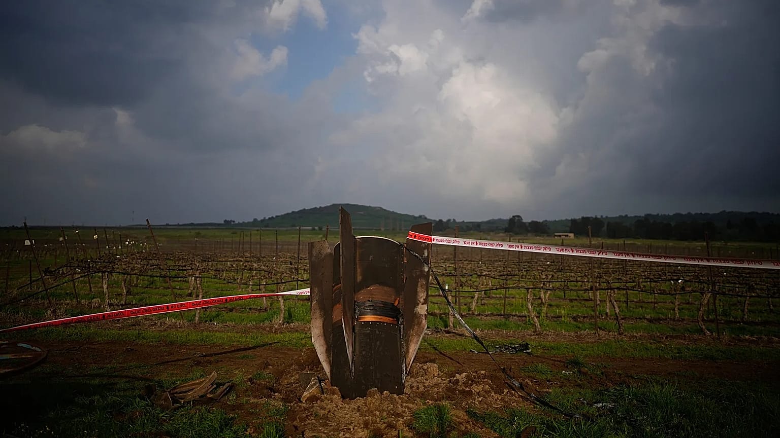 İran’dan ateşlenen ve İsrail tarafından engellenen bir füzenin parçası, İsrail kontrolündeki Golan Tepeleri’nde açık bir arazide görüldü. / 19 Mart 2026 Perşembe
