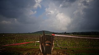 İran’dan ateşlenen ve İsrail tarafından engellenen bir füzenin parçası, İsrail kontrolündeki Golan Tepeleri’nde açık bir arazide görüldü. / 19 Mart 2026 Perşembe