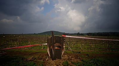 İran’dan ateşlenen ve İsrail tarafından engellenen bir füzenin parçası, İsrail kontrolündeki Golan Tepeleri’nde açık bir arazide görüldü. / 19 Mart 2026 Perşembe