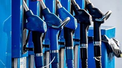 Фотография крана на заправочной станции во Франкфурте, Германия, среда, 5 октября 2022 года.