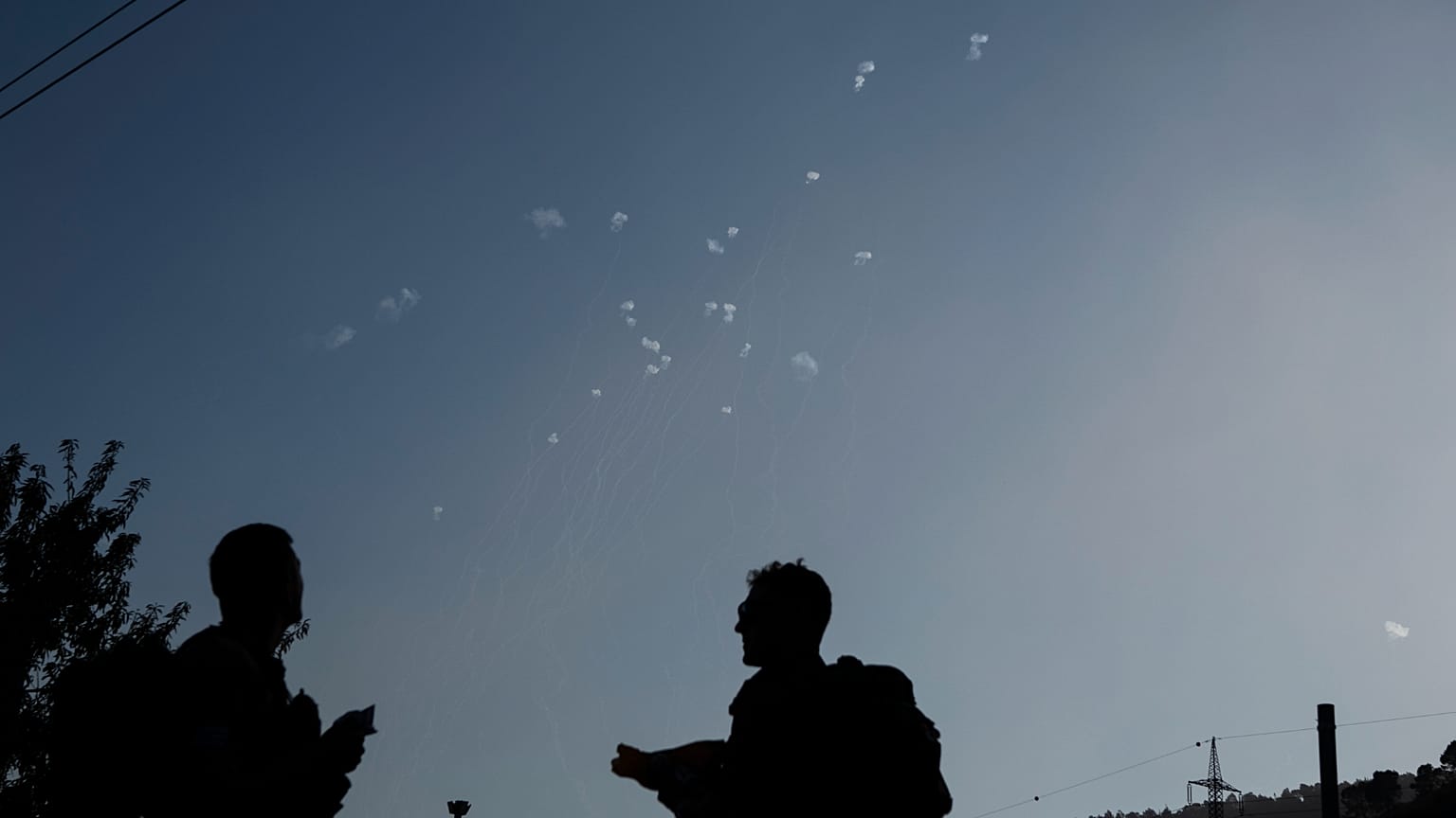 أفراد من القوات الإسرائيلية يراقبون نظام القبة الحديدية للدفاع الجوي وهو يطلق النار لاعتراض صواريخ أُطلقت من لبنان، في شمال إسرائيل، الأربعاء 9 أكتوبر/تشرين الأول 2024. (صورة 