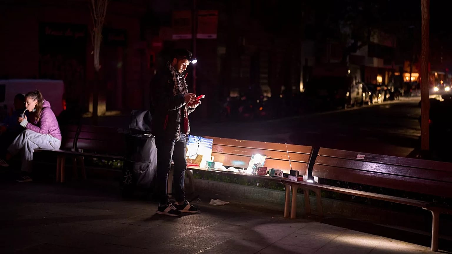 A man sells battery-powered radios and torches during the blackout in Barcelona, 29 April, 2025