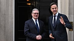 Premierminister Keir Starmer begrüßt NATO-Generalsekretär Mark Rutte in der Downing Street in London, 17. März 2026
