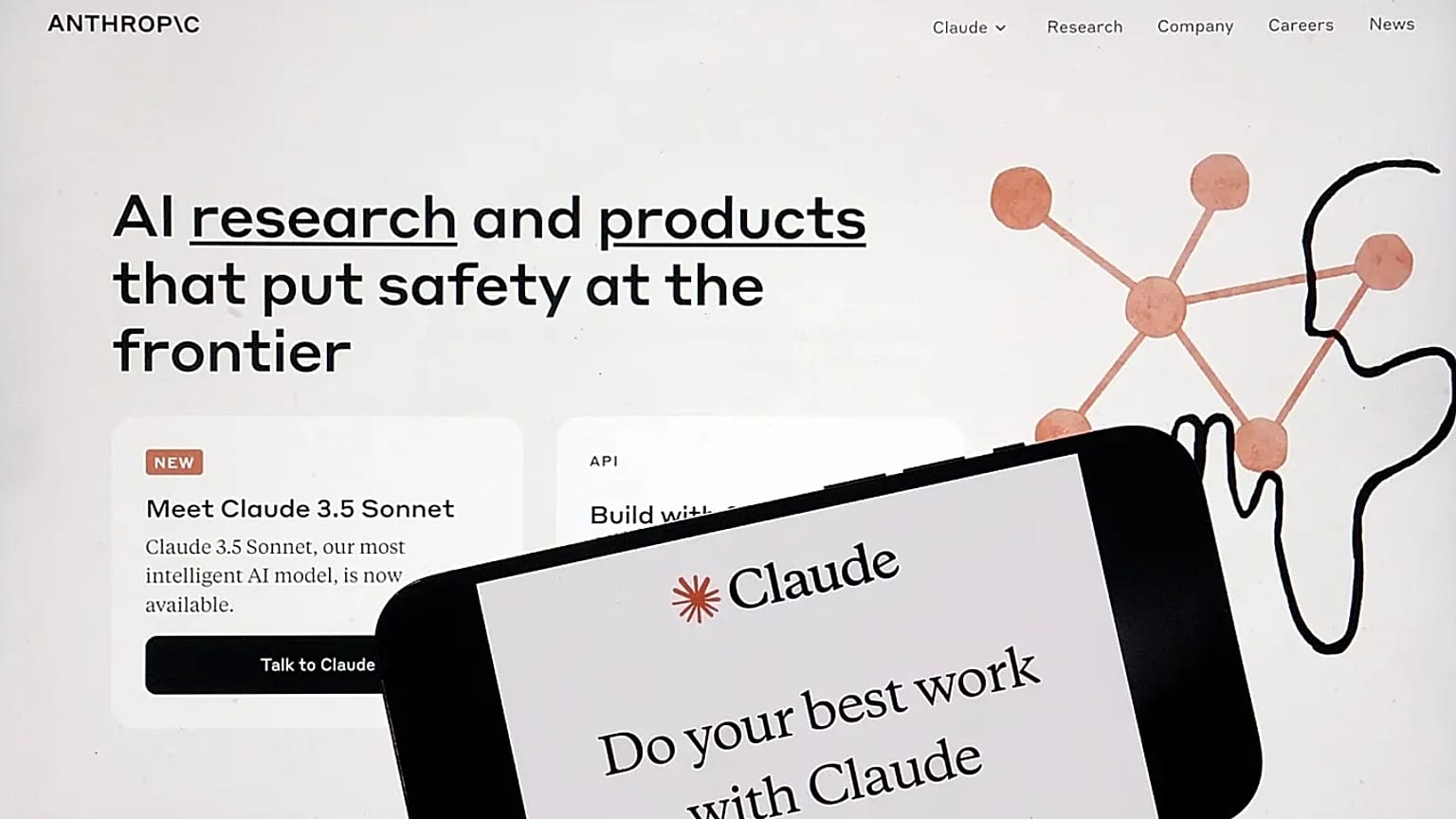 New York'ta 5 Temmuz 2024 tarihli bu fotoğrafta Anthropic'in internet sitesi ve cep telefonu uygulaması görülüyor.