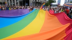 Ludzie niosą tęczową flagę podczas corocznej Parady Równości, znanej jako Parada Równości, w Warszawie, w sobotę 17 czerwca 2023 r.