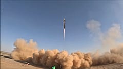 في هذه الصورة التي نشرتها وزارة الدفاع الإيرانية يوم الخميس 25 مايو/أيار 2023، يظهر إطلاق صاروخ خرمشهر-4 في موقع لم يُكشف عنه في إيران. (وزارة الدفاع الإيرانية عبر أ ب)