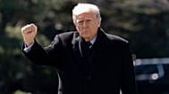 Il presidente Donald Trump alza il pugno mentre si avvia all'elicottero Marine One per partire dal prato sud della Casa Bianca, mercoledì 18 marzo 2026, a Washington.