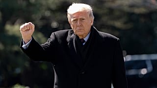 Donald Trump ergue o punho enquanto caminha para embarcar no Marine One a partir do relvado sul da Casa Branca, em Washington, quarta-feira, 18 de março de 2026
